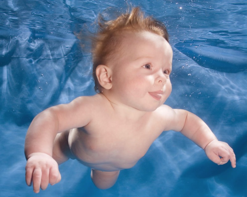 neonato impara a nuotare sott